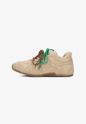 Beige suède sneakers met een zachte bontvoering, bruine en groene veters, een rubberen zool en geperforeerde details aan de zijkanten.