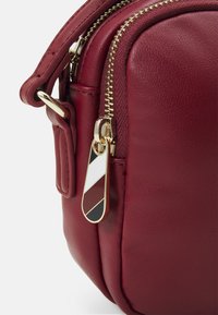 Tommy Hilfiger POPPY PLUS  - Umhängetasche - rouge