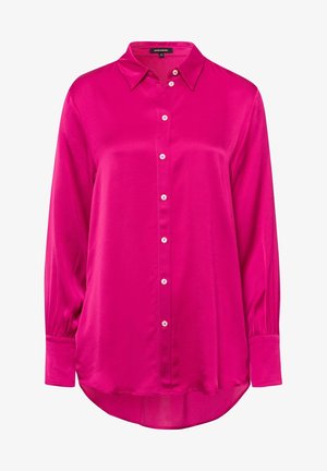 Blusa fucsia con maniche lunghe, davanti con bottoni, colletto a punta e orlo arrotondato. Il tessuto ha una texture liscia e lucida.