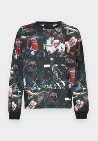 Μαύρο φούτερ με κολάζ από εικόνες μπάσκετ, κυρίως με κόκκινες και λευκές αποχρώσεις, με στρογγυλή λαιμόκοψη και ριμπ μανσέτες.