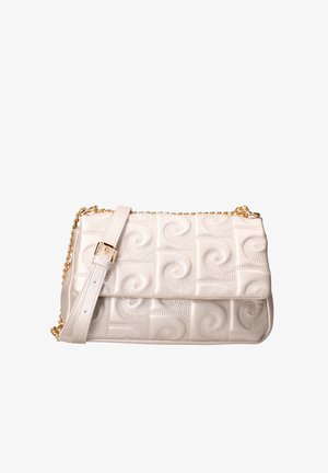 Sac à main en cuir blanc avec un motif en relief en spirale, bandoulière en chaîne dorée et bandoulière réglable. Texture lisse et forme rectangulaire.