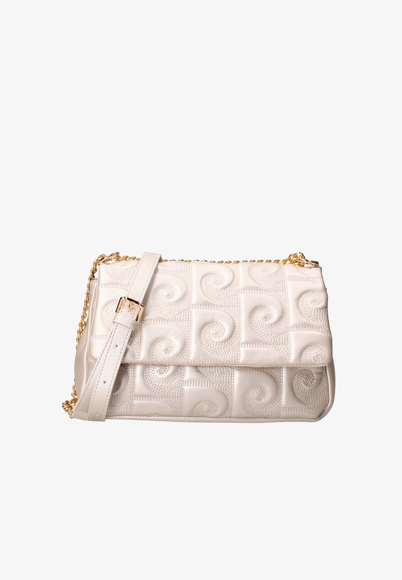 Borsa a mano in pelle bianca con motivo a spirale in rilievo, tracolla in catena dorata e manico regolabile. Texture liscia e forma rettangolare.