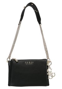 Czarna skórzana torba na ramię o fakturowanym wykończeniu, ze srebrnym łańcuszkiem i logo marki. Posiada zamek błyskawiczny oraz dekoracyjny charms po boku.