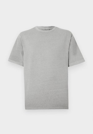 Paprasta šviesiai pilka trumpomis rankovėmis, apvalia apykakle, su tiesia apačia marškinėliai, eksponuojami baltoje fone.