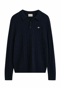 Donkerblauwe kabelgebreide polo trui met lange mouwen, kraag, drie-knoopsluiting, geribde manchetten en onderkant, en klein geborduurd logo op de borst.