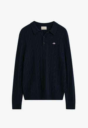 Donkerblauwe kabelgebreide polo trui met lange mouwen, kraag, drie-knoopsluiting, geribde manchetten en onderkant, en klein geborduurd logo op de borst.