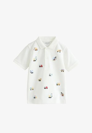 Hvid kortærmet polo med krave og knapper, dekoreret med små farverige broderier af entreprenørmaskiner over det hele.