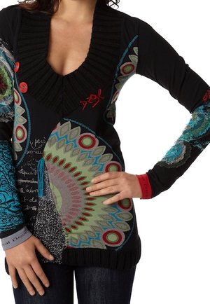 Svart långärmad tröja med djup V-ringning, färgglada mönstrade ärmar, ribbad krage och röda knappar; har blandade texturer och konstnärliga detaljer.