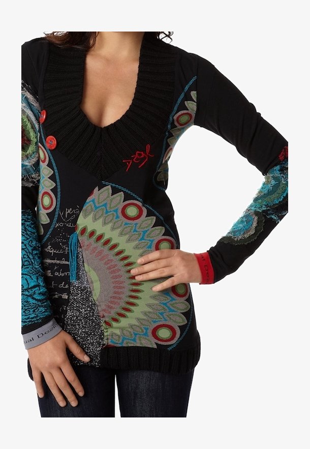 Svart långärmad tröja med djup V-ringning, färgglada mönstrade ärmar, ribbad krage och röda knappar; har blandade texturer och konstnärliga detaljer.