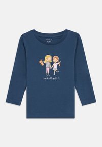 Námornícka dlhá rukávová tričko vyrobené z bavlny, s farebnou potlačou dvoch dievčat, ktoré sa držia za ruky, a textom "užívaj si zábavu so svojimi priateľmi".