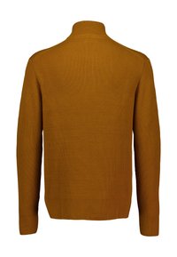 Maglione a coste giallo senape con colletto alto, maniche lunghe e orlo dritto. La texture è liscia con righe verticali.