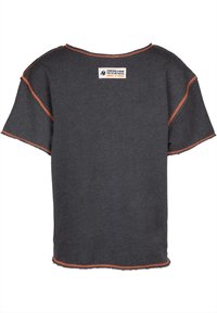 Grijze T-shirt met korte mouwen en oranje stiksels, met een ronde halslijn en een label op de achterkant. De zoom is rauw en onafgewerkt.