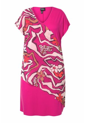 V-hals jurk in een levendige roze kleur met een diagonaal bloemmotief in tinten roze, rood, bruin en crème aan één kant. Korte mouwen.