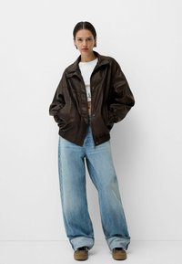 Bershka OVERSIZE  - Veste en similicuir - dark brown