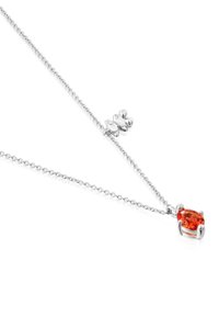 Collar de plata con un gema ovalada naranja, engastada en un soporte de cuatro garras, y un cierre decorativo que asemeja un pequeño oso.