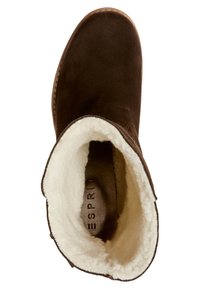 Botte d'hiver en suède marron avec doublure en polaire blanche et semelle plate, vue de dessus montrant l'intérieur et le nom de la marque "Esprit."