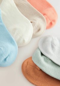 Blandet strømper i pastelfarver: lyseblå, creme, beige, koral, hvid, mintgrøn og orange; ribbet tekstur og rund tådesign.