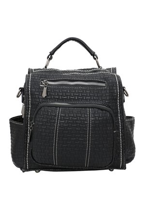 Schwarze Handtasche mit gewebter Textur und silbernen Beschlägen, einem Obergriff, einer vorderen Reißverschlusstasche und weißen Nähakzenten. Seitentaschen für zusätzlichen Stauraum.