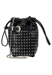 Svart läder bucketbag med silverfärgade nitar, kedjeskuraste och dragskoöppning. Slät textur med en samlad topp.