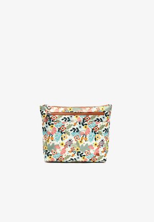 Bolsa rectangular con estampado floral con cierre de cremallera en la parte superior y bolsillo frontal, con hojas y flores en tonos rosa, amarillo, azul y verde.