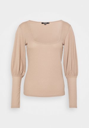 Haut beige à manches longues avec un col carré, une texture côtelée et des manches bouffantes. Présente un corsage ajusté et une légère élasticité. Aucun matériel visible.