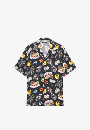 Czarna, krótka koszula na guziki z kolorowymi nadrukami w stylu tatuażu, zawierającymi czaszki, kostki do gry, płomienie, karty, gwiazdy, smoka i diamenty.