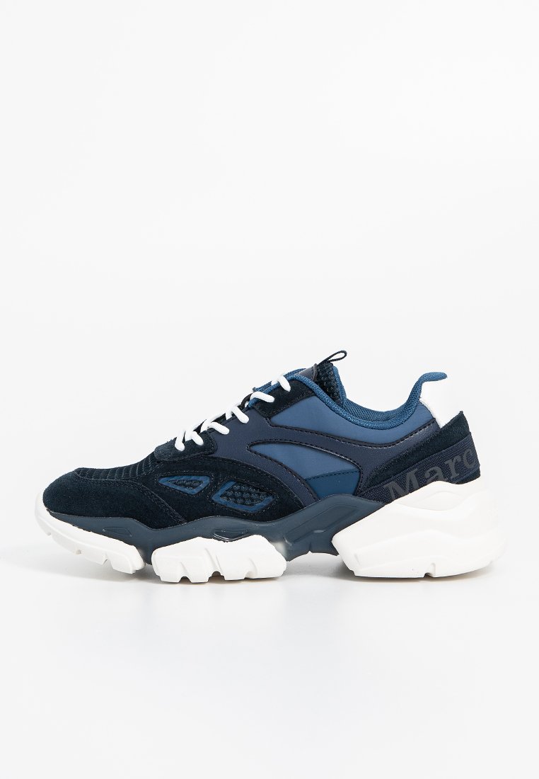Navyblaue Sneaker mit einer Kombination aus Wildleder und Mesh-Materialien. Dicke weiße Sohle, auffällige Markierung an der Ferse und kontrastierende Texturen.