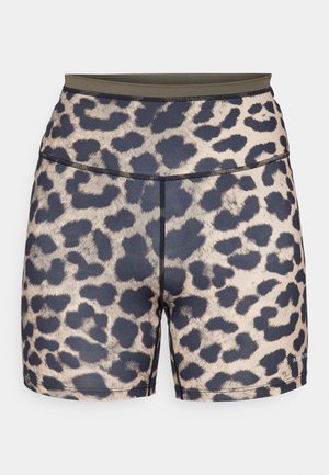 Dámské šortky s leopardím vzorem a tmavým pasem, vyrobené z hladkého syntetického materiálu. Obsahují černé a béžové vzory, šité švy a detail loga.