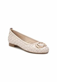 Ballet flat beige intrecciato con punta arrotondata e accentuazione metallica nella parte anteriore, caratterizzato da un tacco basso e una fodera interna liscia.