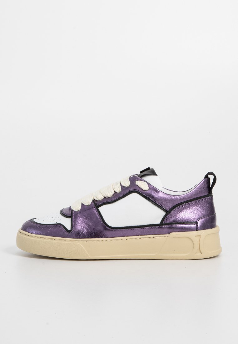 Sneaker a taglio basso con pannelli metallici viola e bianchi, suola spessa color crema, lacci spessi color crema e dettagli neri, vista laterale su sfondo bianco.