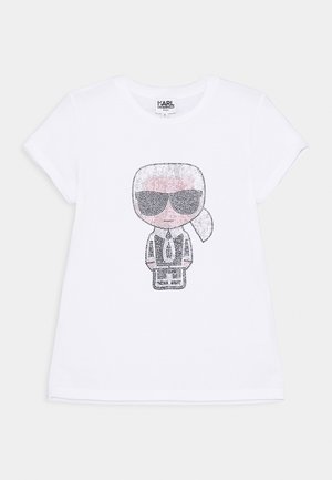 Hvid kortærmet børnet-shirt med en rhinsten design af en karakter iført solbriller og jakkesæt foran.