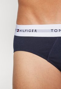 Tommy Hilfiger SIGNATURE BRIEF 5 PACK - Slip - white/indigo/sky