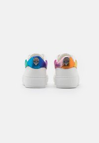 Sneakers bianchi con finitura testurizzata, caratterizzati da un sovrapposizione iridescente e colorata sul tallone e un accento decorativo ispirato ai pavoni.