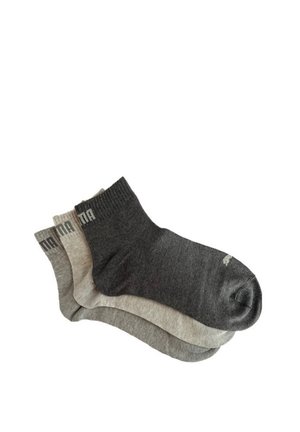 Drei Paar Crew-Socken in unterschiedlichen Grautönen, mit gerippten Bündchen und glatter, weicher Textur. Jede Socke hat ein Logo am Bündchen.