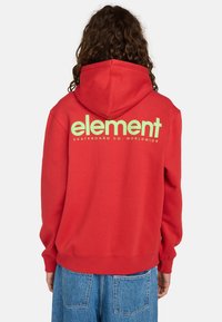 Červená mikina s kapucňou a zeleným logom "element" na chrbte. Obsahuje kapucňu so šnúrkou a rebrované manžety, vyrobená z mäkkého bavlneného materiálu.