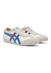 Scarpe sportive beige con dettagli in suede blu e rosso, tomaia in pelle liscia, lacci bianchi e suola in gomma rettificata.