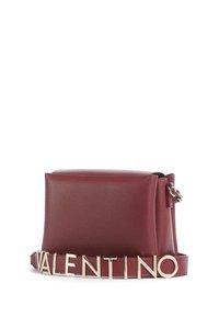 Borsa a mano in pelle testurizzata color bordeaux con tracolla staccabile caratterizzata da grandi lettere dorate che formano la scritta "VALENTINO".