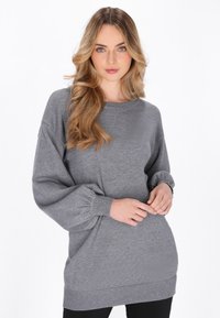 Grauer, langärmeliger Strickpullover mit Rundhalsausschnitt und puff�ärmeligen Ärmeln, ausgestattet mit gerippten Bündchen und Saum. Weiche Textur. Lässiger Schnitt.
