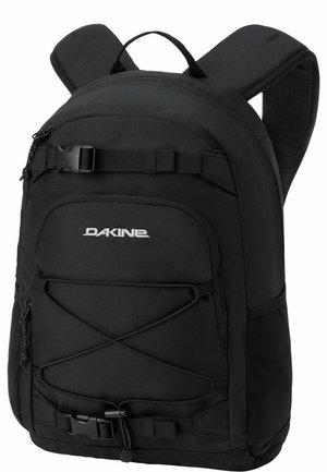 Schwarzer Dakine-Rucksack mit gepolsterten Trägern, vorderer Reißverschlusstasche, verstellbaren Schnallenriemen und elastischem Kordelaufbewahrung an der Front.