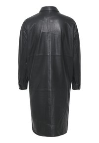 Long manteau en cuir noir à manches longues, coutures au dos et poignets boutonnés, présenté sur un fond blanc.