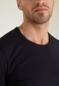 Tezenis THERMO ROUND NECK - Jednoduché tričko - schwarz - deep blue