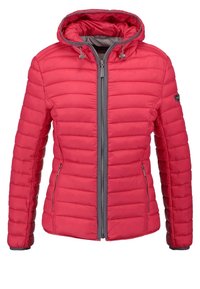 Veste matelassée rouge avec capuche, présentant un motif matelassé vertical, une fermeture éclair grise, deux poches latérales et des cordons de serrage réglables sur la capuche.