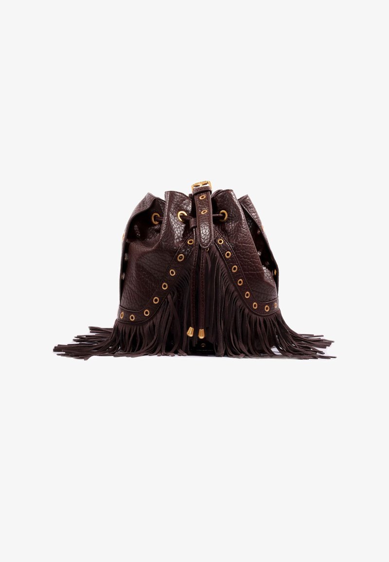 Borsa a secchiello in pelle marrone con dettagli a frange alla base, accessori dorati e occhielli lungo i lati. Chiusura con coulisse sulla parte superiore.
