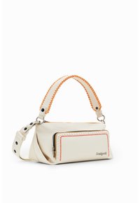 Sac à main couleur crème avec poche avant zippée, surpiqûres orange sur les anses et les bords de poche, et quincaillerie métal argenté.