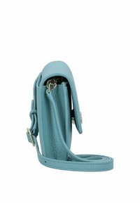 Hellblaue Lederhandtasche mit strukturiertem Finish, ausgestattet mit einer Klappe und einem verstellbaren Riemen. Kompakte Form mit silbernen Metallakzenten.