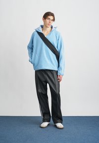 adidas Originals Vesta od flisa - ash blue