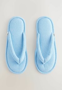 Chaussons en tissu bleu avec une surface douce et texturée, design ouvert à l'avant et straps en V. Construction légère et simple.