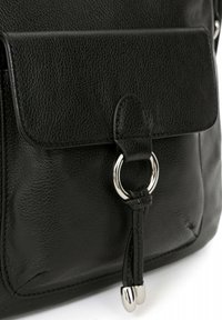 Borsa in pelle nera con una superficie texturizzata, tasca frontale con patta e anello in metallo argentato, e un accento decorativo in pelle sul cinturino.