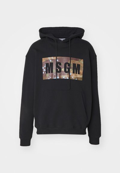 Schwarzer Kapuzenpullover mit Kängurutasche, ausgestattet mit einem rechteckigen Camouflage-Logo, das "MSGM" in fetter, auffälliger Schrift zeigt.