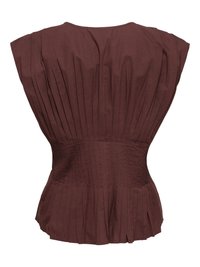 Blusa plisada marrón oscuro con mangas cortas y detalles ajustados en la cintura.
